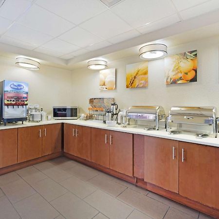 Comfort Inn & Suites Уичита Экстерьер фото
