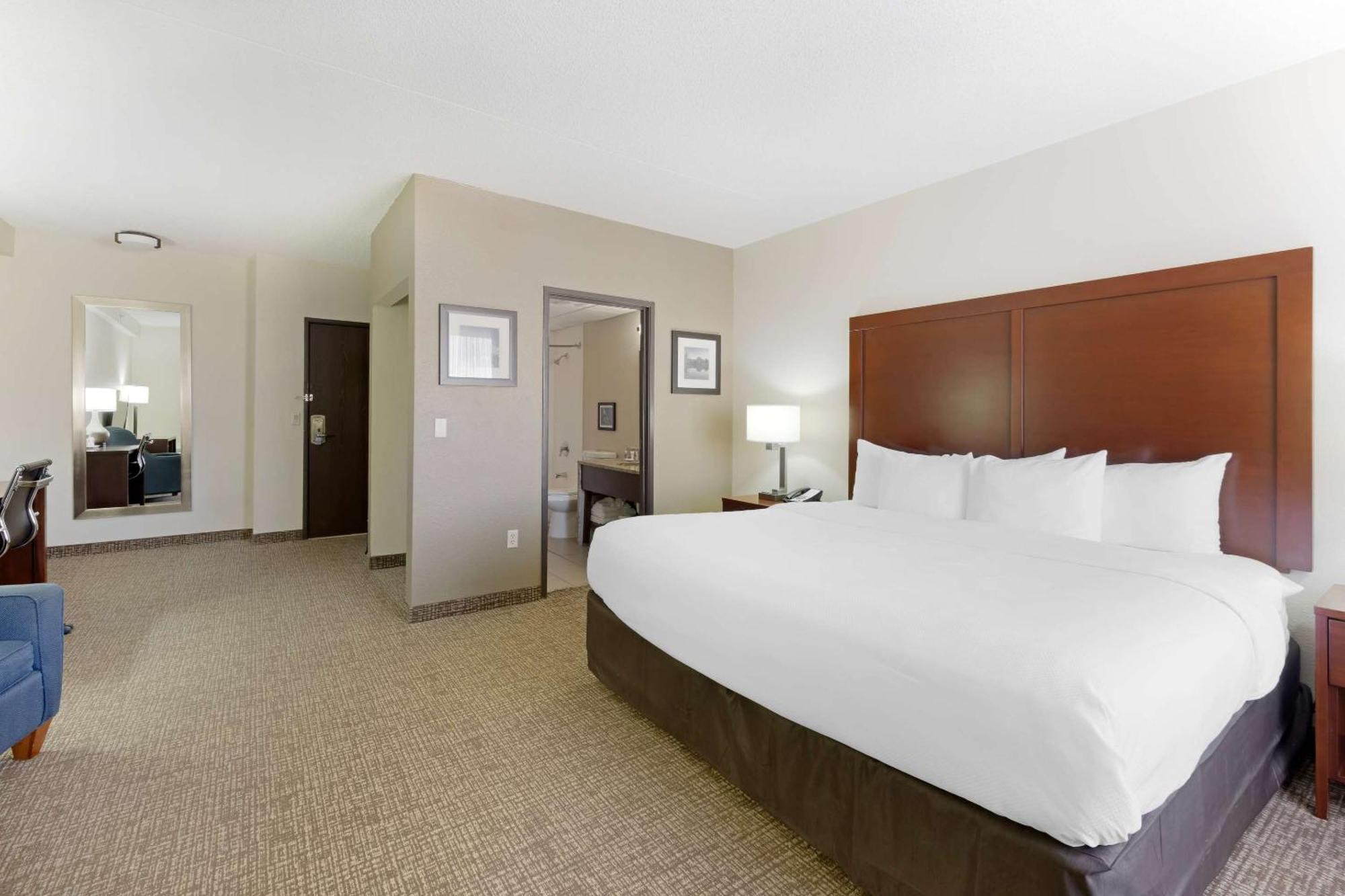 Comfort Inn & Suites Уичита Экстерьер фото