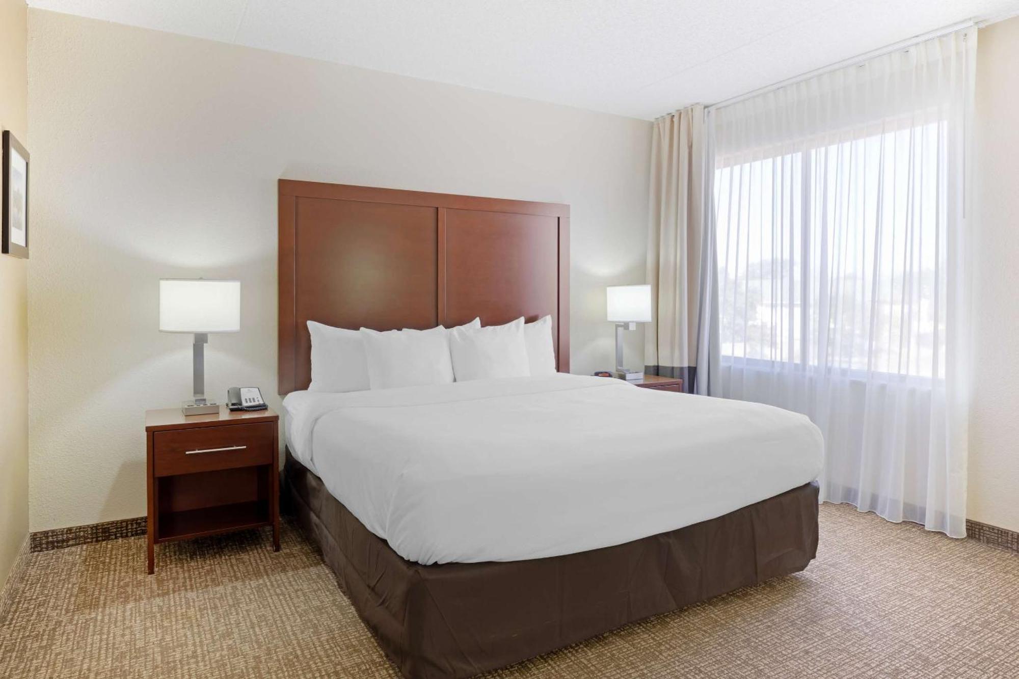 Comfort Inn & Suites Уичита Экстерьер фото