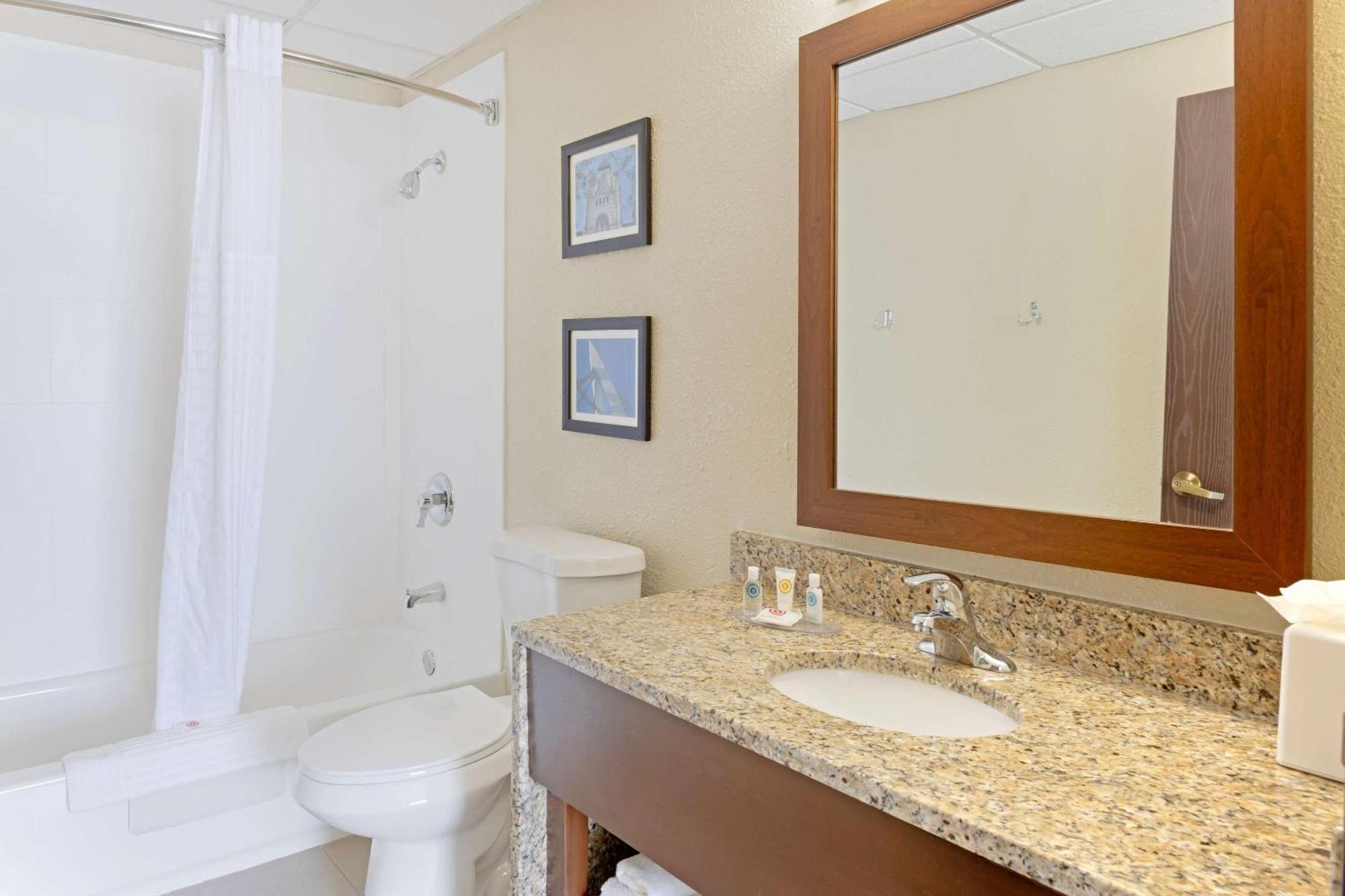 Comfort Inn & Suites Уичита Экстерьер фото