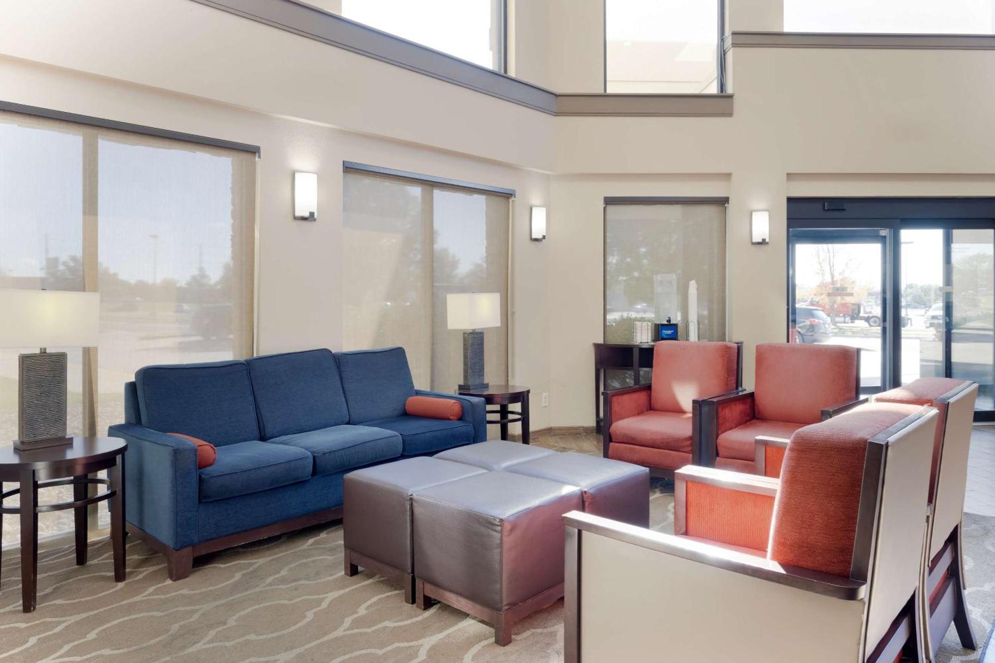 Comfort Inn & Suites Уичита Экстерьер фото